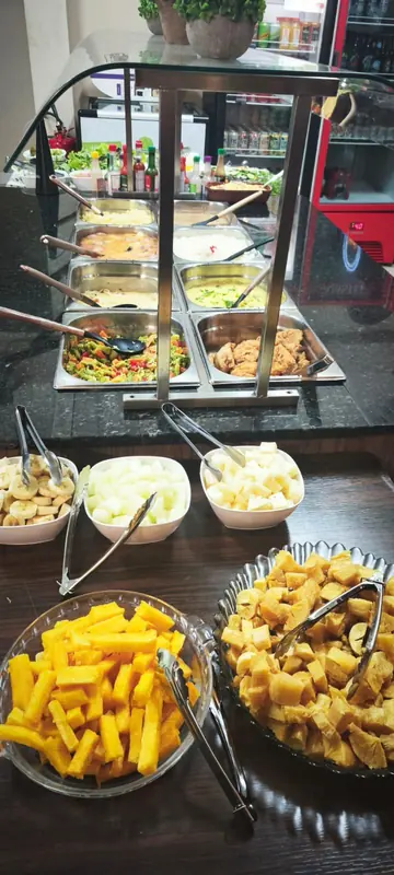 Buffet completo do Ponto Certo, com comida caseira e saladas