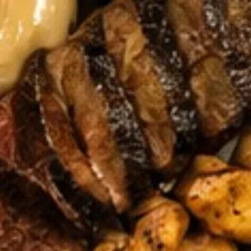 Bife de Ancho com Batata Rústica e Aligot, servido no Ponto Certo