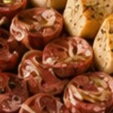 Linguiça Calabresa Acebolada c/ Pão de Alho, servido no Ponto Certo