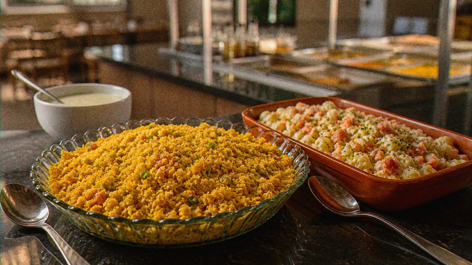 Farofa e salpicão do buffet de almoço do Ponto Certo